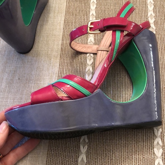 Epic Stuart Weitzman Patent leather wedges - Picture 7 of 12